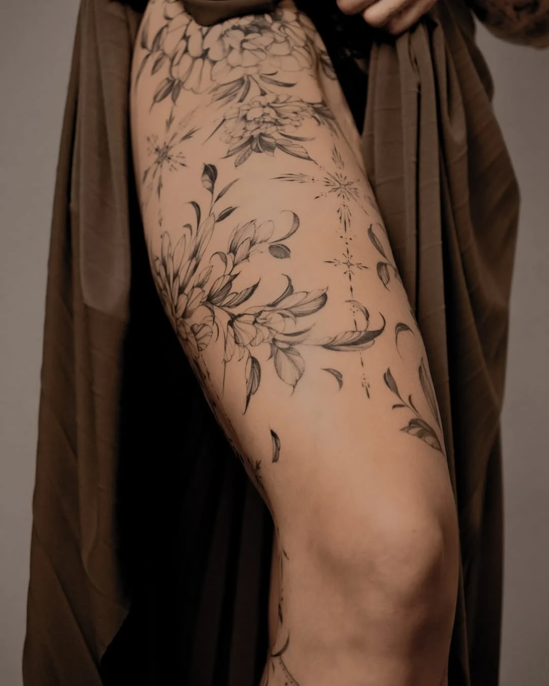 Tatuagem feminina delicada, traços finos, tatuagem pra mulher, floral, flores, tatuagem de floral,