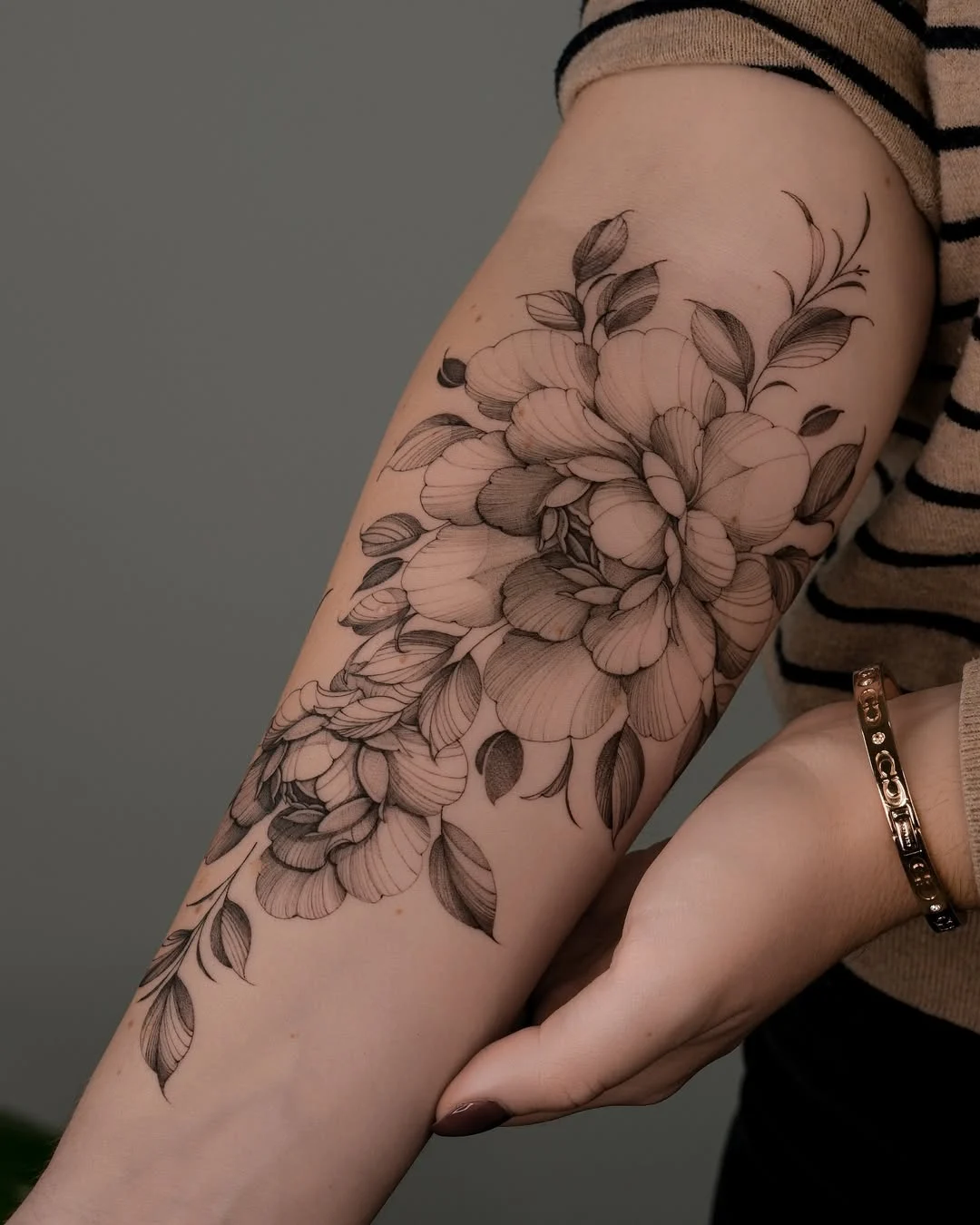 Tatuagem feminina delicada, traços finos, tatuagem pra mulher, floral, flores, tatuagem de floral,