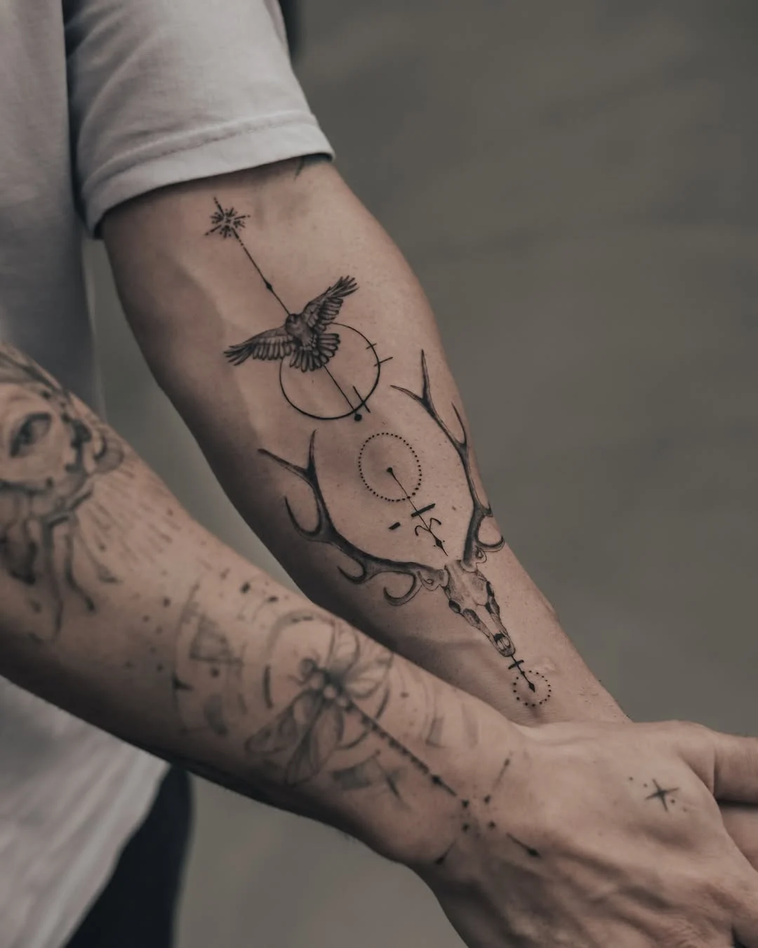 Tatuagem feminina delicada, traços finos, tatuagem pra mulher, floral, flores, tatuagem de floral,