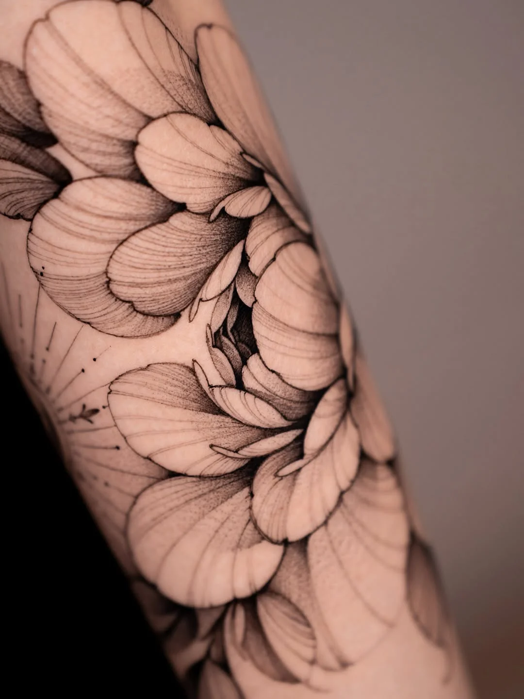 Tatuagem feminina delicada, traços finos, tatuagem pra mulher, floral, flores, tatuagem de floral,