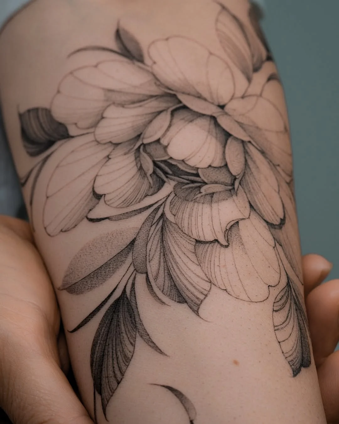 Tatuagem feminina delicada, traços finos, tatuagem pra mulher, floral, flores, tatuagem de floral,