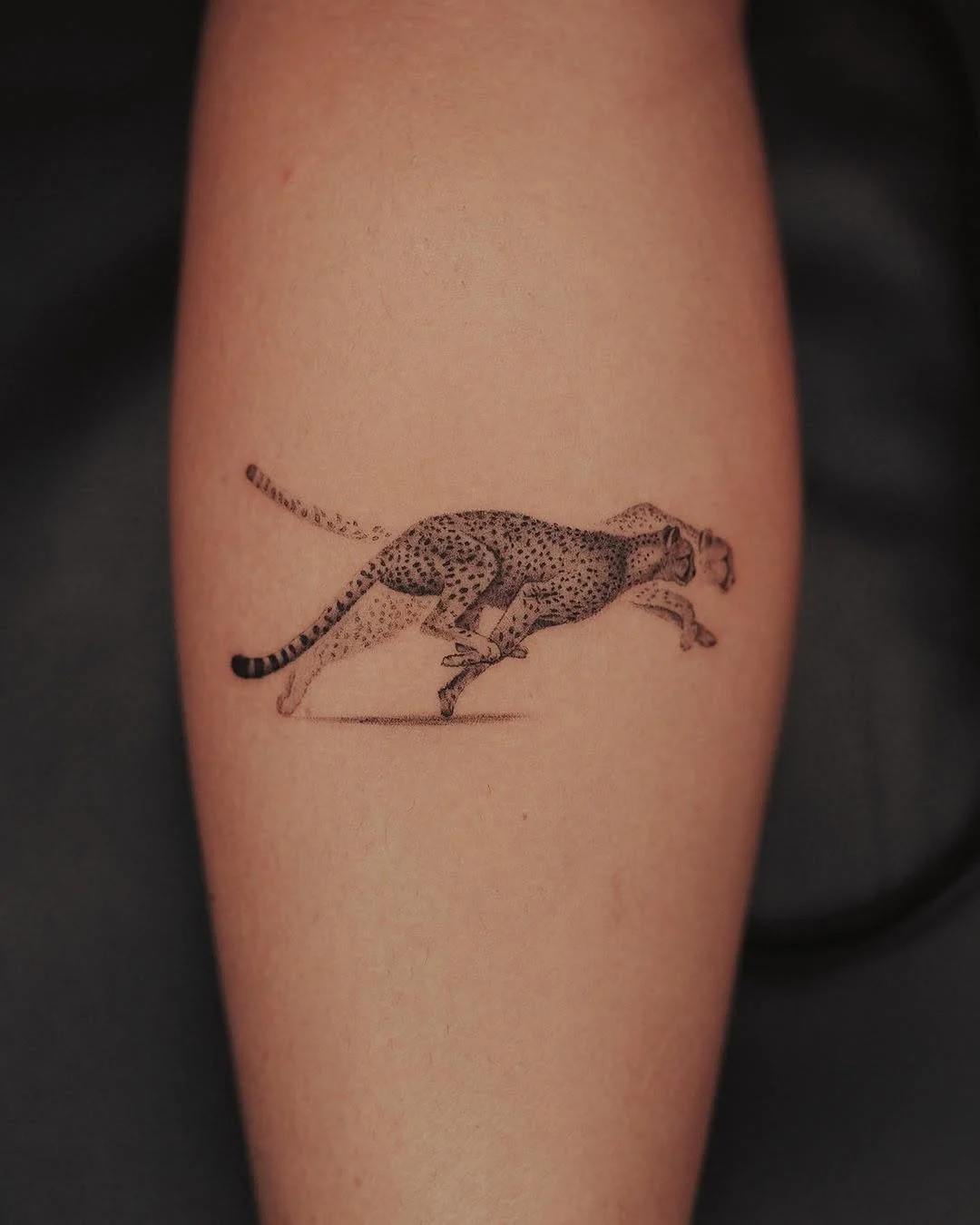 Tatuagem feminina delicada, traços finos, tatuagem pra mulher
