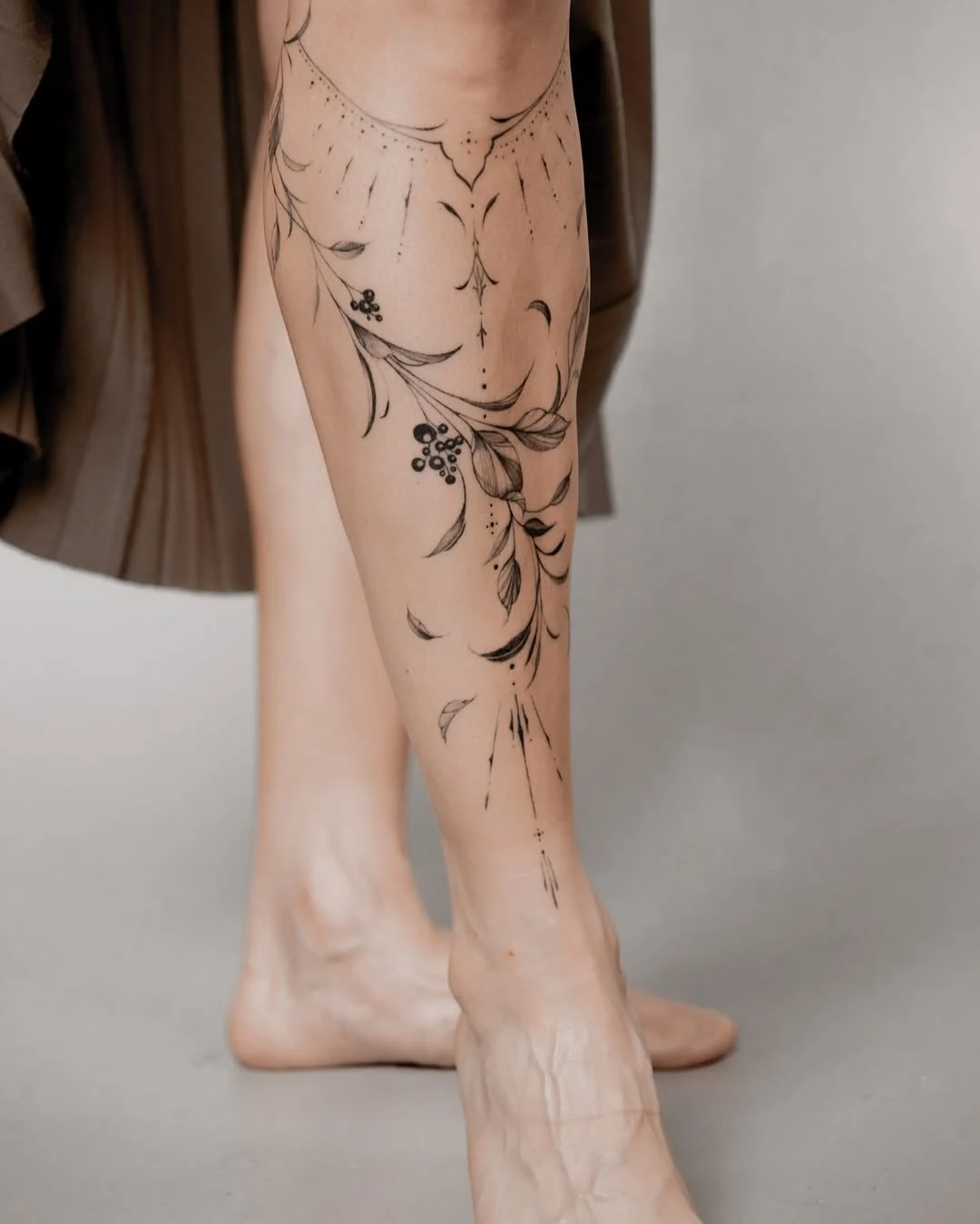 Tatuagem feminina delicada, traços finos, tatuagem pra mulher, floral, flores, tatuagem de floral,