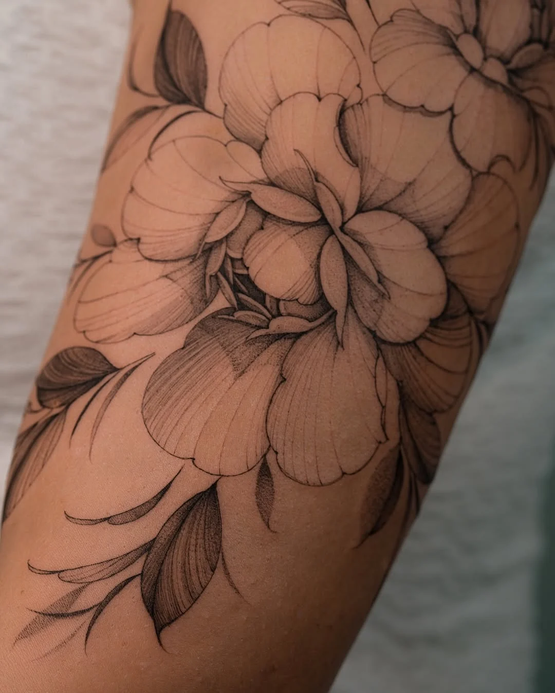 Tatuagem feminina delicada, traços finos, tatuagem pra mulher, floral, flores, tatuagem de floral,