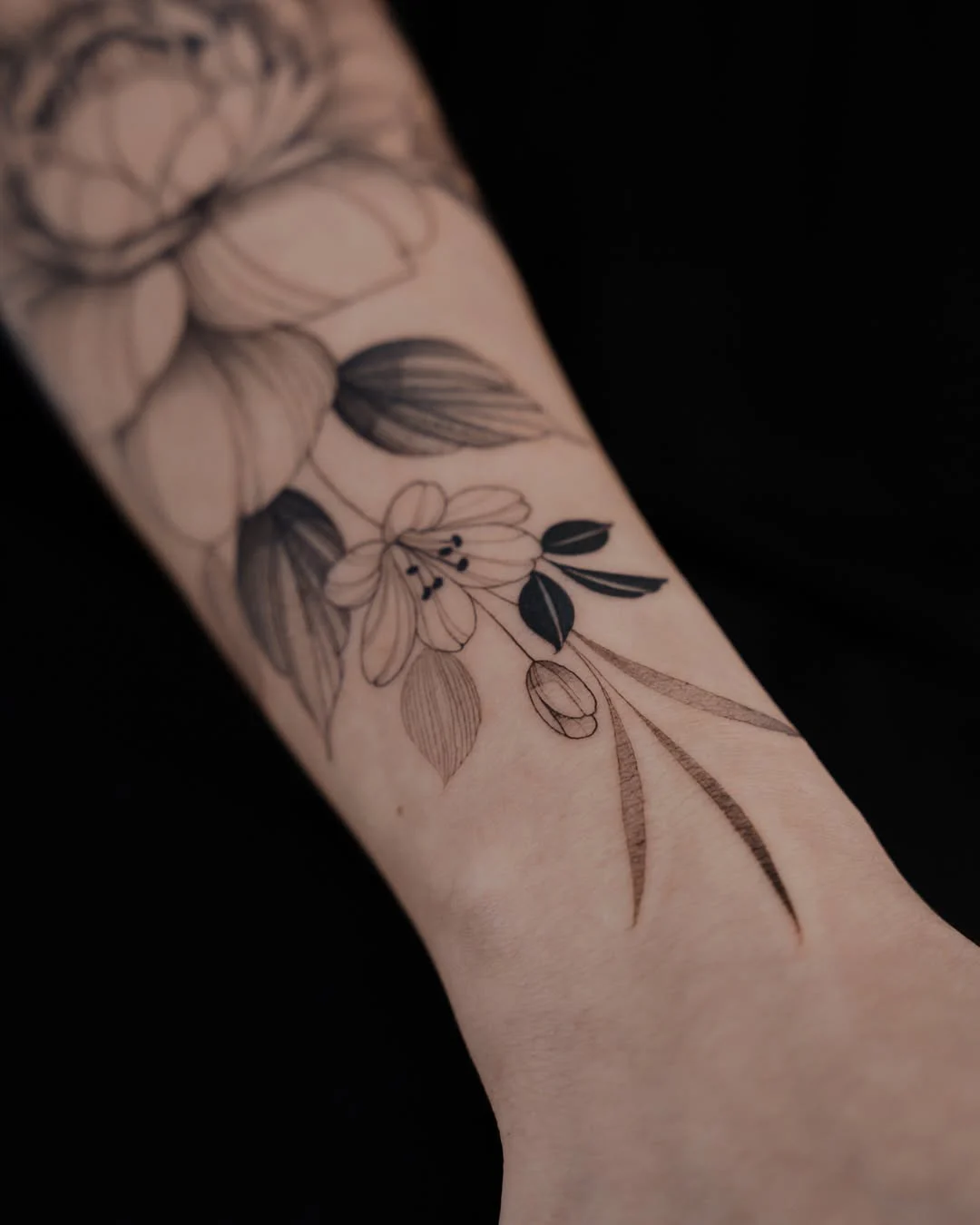 Tatuagem feminina delicada, traços finos, tatuagem pra mulher, floral, flores, tatuagem de floral,