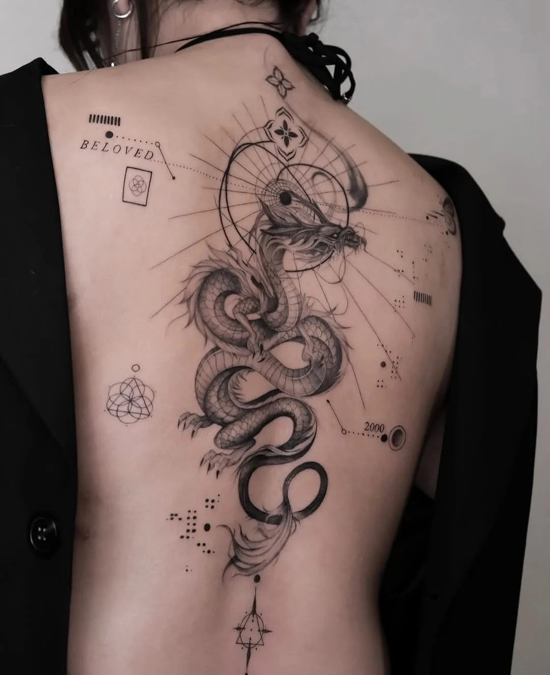 Tatuagem feminina delicada, traços finos, tatuagem pra mulher, floral, flores, tatuagem de floral,
