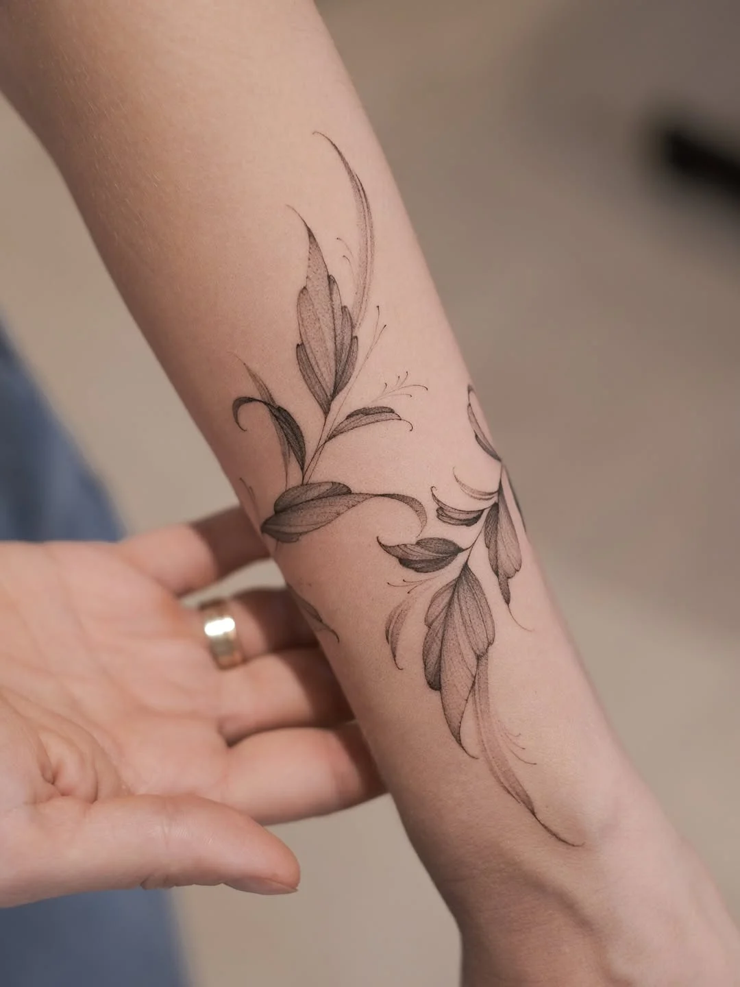 Tatuagem feminina delicada, traços finos, tatuagem pra mulher, floral, flores, tatuagem de floral,
