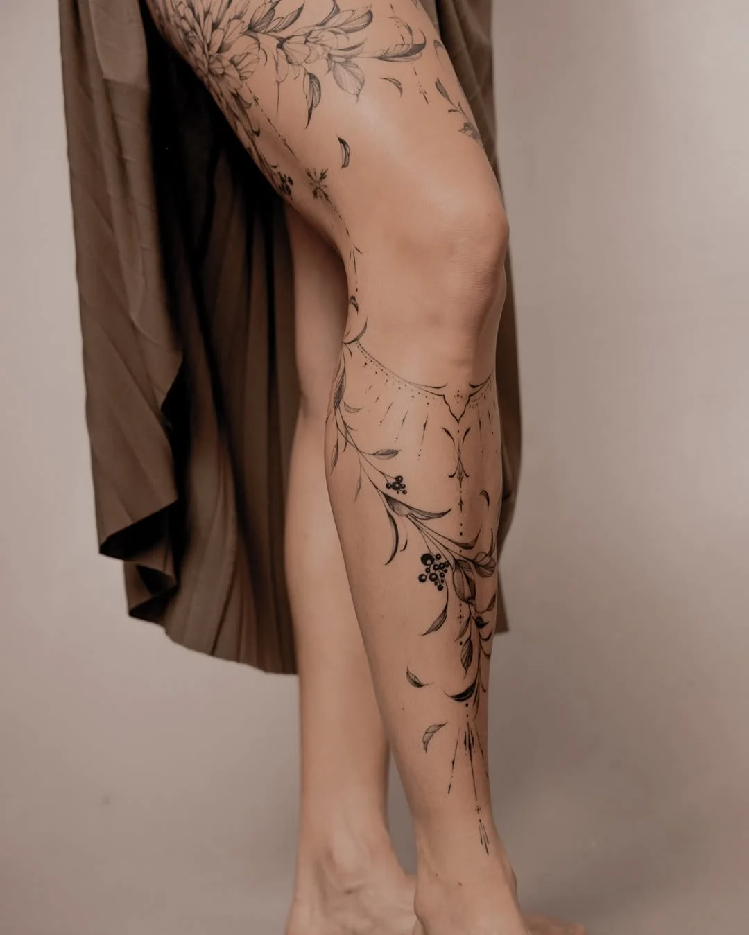 Tatuagem feminina delicada, traços finos, tatuagem pra mulher, floral, flores, tatuagem de floral,