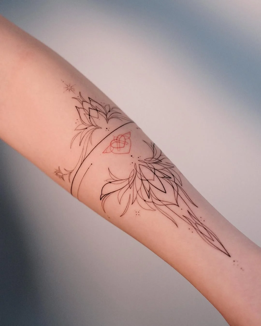 Tatuagem feminina delicada, traços finos, tatuagem pra mulher, floral, flores, tatuagem de floral,