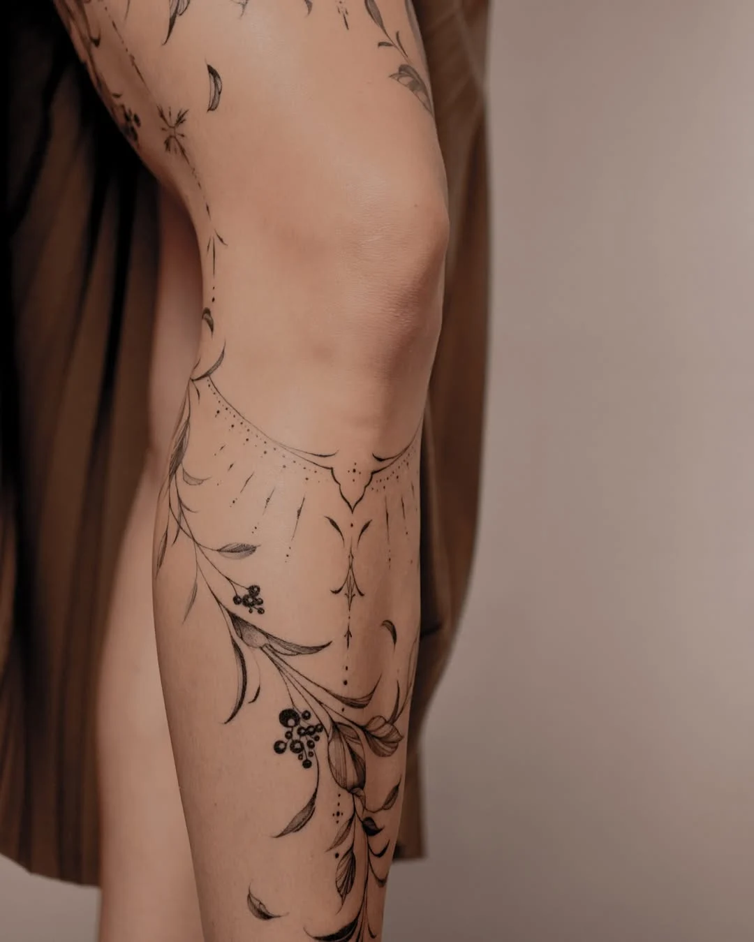 Tatuagem feminina delicada, traços finos, tatuagem pra mulher, floral, flores, tatuagem de floral,