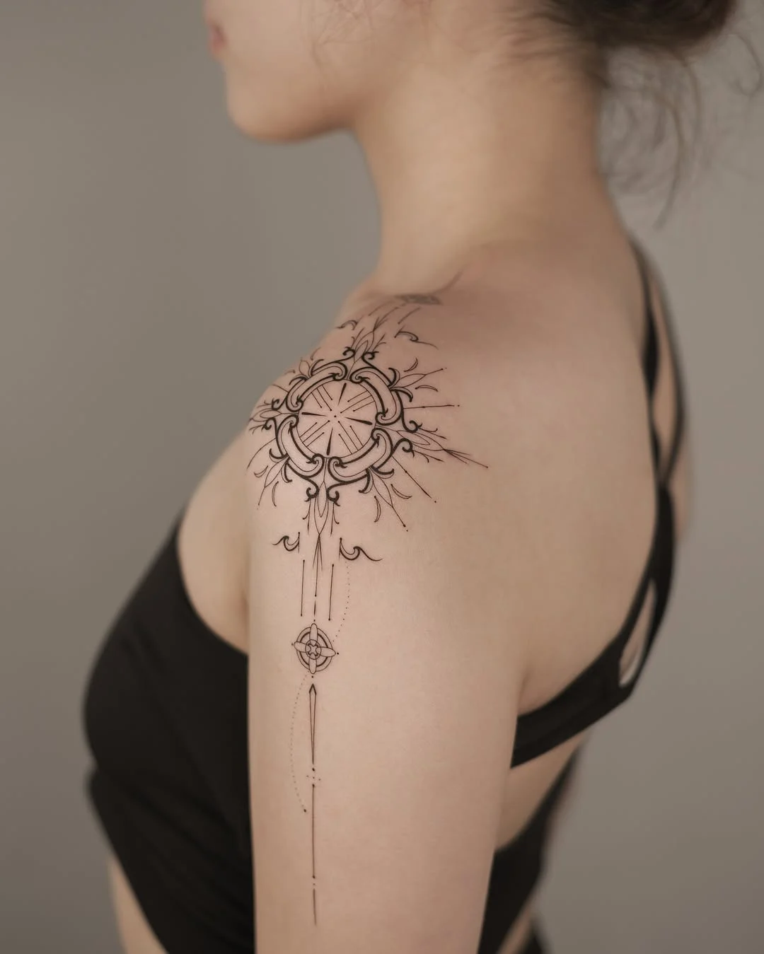 Tatuagem feminina delicada, traços finos, tatuagem pra mulher, floral, flores, tatuagem de floral,