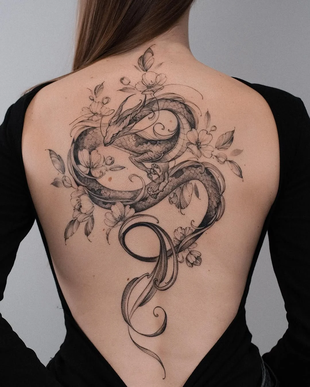Tatuagem feminina delicada, traços finos, tatuagem pra mulher, floral, flores, tatuagem de floral,